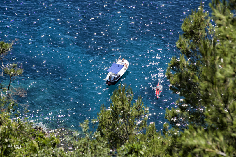Lungo il contorno dell’isola oppure navigando verso la Grotta Azzurra