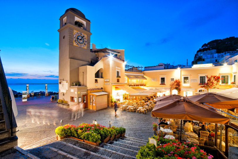 Salendo dal porto di 648 metri con la funicolare