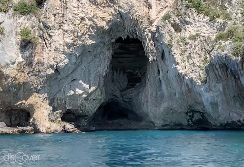 Immersi nella natura lussureggiante verso le grotte