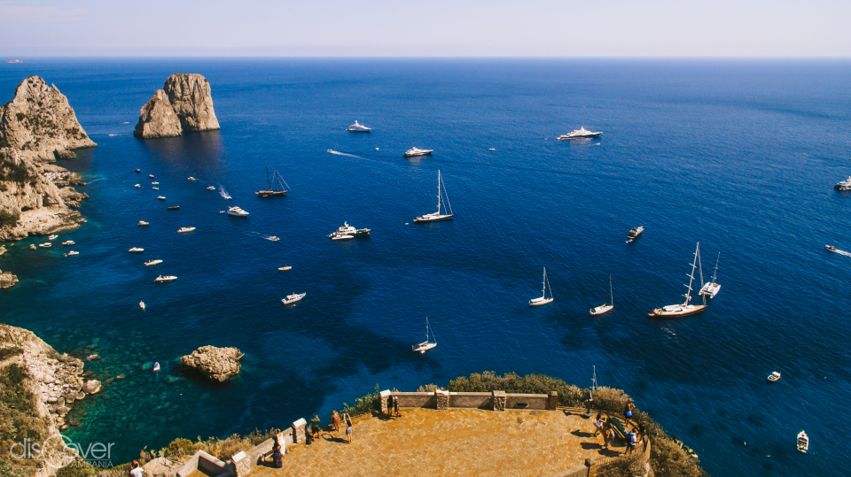 Small, discreet and with breathtaking views, the beaches of Capri